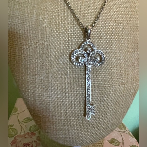 Elegant Silver Key Pendant Necklace - Picture 2 of 7